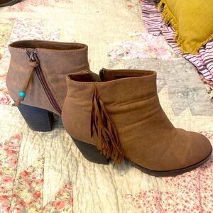 8.5 Ariat Booties